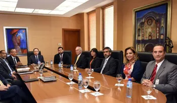 Valdez Albizu intercambia impresiones sobre avances sector del mercado de valores 
