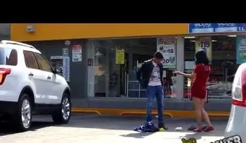 Un vagabundo le da una lección a una mujer 