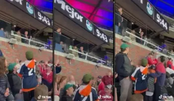 Trump devuelve una pelota de béisbol firmada a sus fans y golpea a un niño en la cabeza