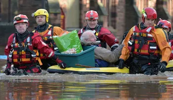 Inundaciones dejan a miles de hogares sin electricidad en Inglaterra