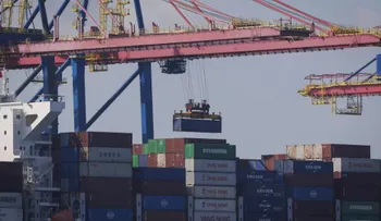 Bruselas suspende por seis meses las contramedidas arancelarias contra EE.UU.