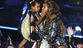 Cadena suspende productor por burlarse del cabello de la hija de Beyonce
