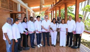 Presidente inaugura reconstrucción de dos plazas de vendedores en playa Guayacanes, con una inversión superior a RD 143 millones