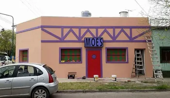 Los Simpsons "se mudaron" al GBA: construyen en Ituzaingó una casa igual al bar de Moe