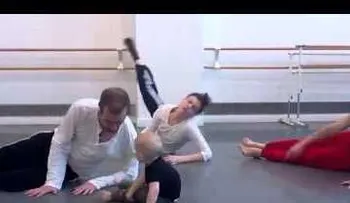 Video: Bebé de 14 meses da clases de danza moderna