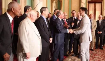 Presidente recibe jugadores de MLB y exaltados al Salón de la Fama Latino
