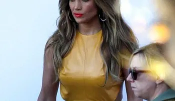 Jennifer López marca curvas con un vestido español 