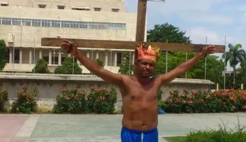 Hombre se crucifica frente al Congreso para que Loma Miranda sea parque nacional