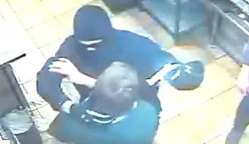 Trabajadores en un restaurante de pizza atrapan a un ladrón y descubren que era su exjefe