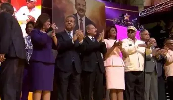 Inicia proclamación de Danilo; Leonel y Danilo sentados juntos