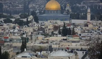 "Capital de la Navidad" festeja la entrada del líder católico desde Jerusalén