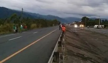 Hombre muere tras choque entre tanquero de gas y un camión en la autopista Duarte