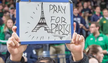 Momentos de pánico y confusión durante un tributo a las víctimas de París