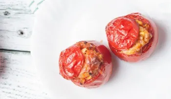 Aprende a realizar unos tomates rellenos con queso y albahaca