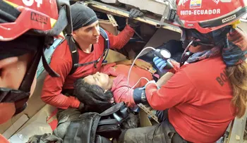 Ecuador: afectados por el sismo buscan a sus familiares entre ruinas
