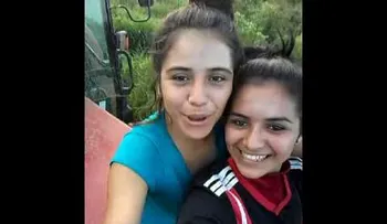 Dos hermanas son aplastadas por un tractor segundos antes de hacerse una selfi (VIDEO)
