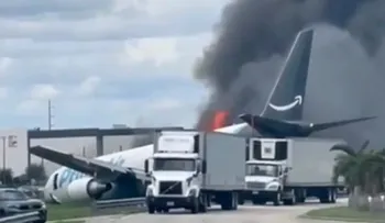 Avión de carga se sale de la pista y se incendia en el Aeropuerto Internacional de Miami