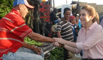 Carolina Mejía realiza mano a mano en comunidades de El Seibo
