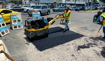 Obras Públicas reinicia trabajos de reparación, pavimentación y bacheo de calles en barrios de SDN