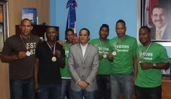 El ministro de la Juventud premia equipo de baloncesto de Santo Domingo Oeste