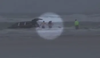 Todos se congelaron al ver a esta mujer embarazada conducir rumbo al mar con sus HIJOS 