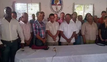 Seguidores de Hipólito violentan puerta de local PRD en Dajabón