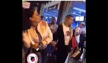 Una mujer hace un escándalo en un aropuerto, al descubrir al marido con su amante 