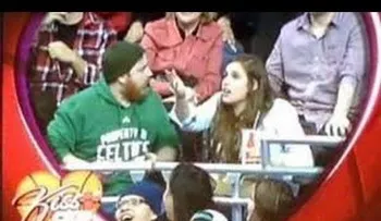 Mascota de Chicago Bull le roba su novia a fanático (Video)