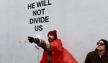 Arrestan al actor Shia LaBeouf en una protesta contra Donald Trump