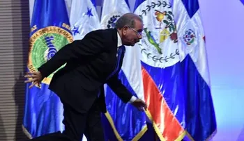 Danilo Medina tropezó cuando subía escalara antes de iniciarse 51 reunión del SICA 