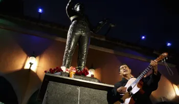 Mi Guitarra; la canción de Juan Gabriel que me ayudó a entender quién soy