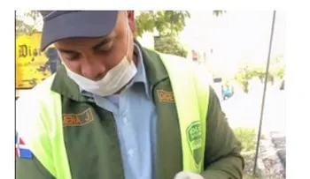 Un agente de la Digesett detiene a Melymel para leerle un pasaje bíblico