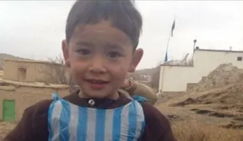 Hallan al niño que hizo una camiseta de Messi con una bolsa de plástico (VIDEO)