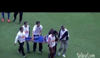 Un futbolista chino noquea de chilena a un compañero de equipo