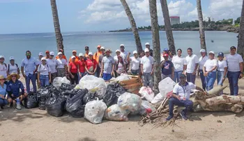 Voluntariado Bancentraliano realiza la II Jornada de limpieza de costas en playa Montesinos