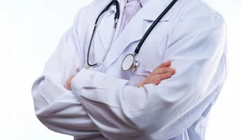 Arrestan 150 médicos que protestaban por la falta de protección en Pakistán