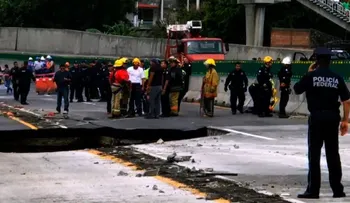 Mueren dos personas en un socavón en una autopista mexicana