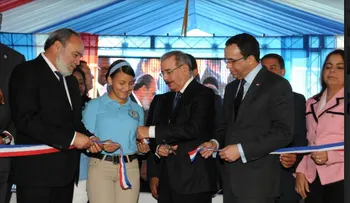 El presidente Danilo Medina entrega dos nuevos centros educativos en Los Tres Brazos, en SDE