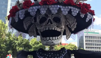 México honra a sus muertos con un desfile basado en la cinta Spectre de James Bond