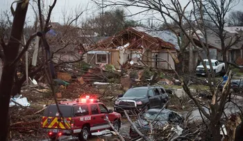 Tormenta sigue activa tras tornado en EE.UU.