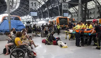 Tren choca en Barcelona; reportan al menos 50 heridos