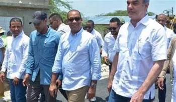 Presidente Abinader y el ministro de Obras Públicas Supervisan Plan de Asfalto ejecuta el MOPC en la provincia Bahoruco