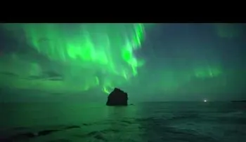 Prepárense para quedarse sin aliento: un dron capta espectacular aurora boreal sobre Islandia