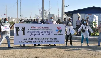 Realizan cadena humana frente a planta a carbón