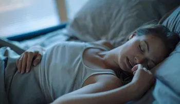 Qué significa hablar dormido y porqué algunas personas lo hacen