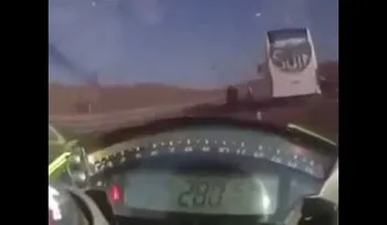 No se sabe si sobrevivió a este brutal accidente de moto a 300 kilómetros por hora