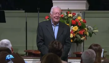 Multitudes acuden a escuchar enseñanzas de valentía en voz de Jimmy Carter