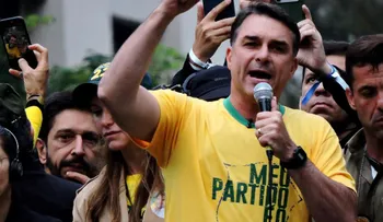 Flávio Bolsonaro reta a Lula a debatir en TV Globo a una semana de las elecciones en Brasil