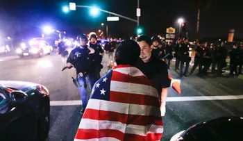 Detractores y simpatizantes de Trump se enfrentan tras un mitin en California