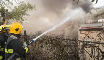 Miles de evacuados por incendios en Israel